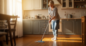 Начала мыть полы с солью — изменения в доме почувствовала вся семья: вот зачем нужно добавить соль в ведро