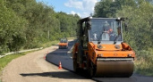 Новый асфальт раскатывают на важной загородной трассе в Марий Эл