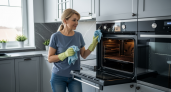 Забудьте про химию: простой кухонный порошок растворяет даже вековой жир в духовке за 30 минут