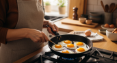 Хозяйки со стажем давно отказались от масла: что они наливают в сковороду для идеальной яичницы