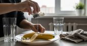 Посыпаю банановую кожуру солью перед Новым годом и не нарадуюсь: незаменимая помощь в хозяйстве