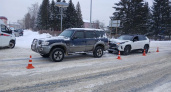 Одна иномарка догнала другую на заснеженной дороге в Волжске