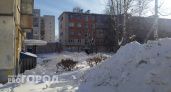 Сугробы парализовали двор жилого дома в Йошкар-Оле