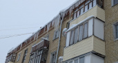 Над подъездами дома в Йошкар-Оле нависли ледяные глыбы длиной 2 метра
