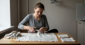 Не выбрасывайте старые простыни — превратите их в незаменимые вещи для быта за полчаса