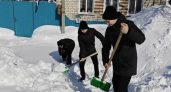 Школьники взяли лопаты, чтобы спасти дворы от весеннего потопа