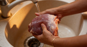 Нужно ли мыть мясо перед готовкой: запомните раз и навсегда