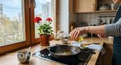 Масло на холодную сковороду губит и еду и покрытие — повара объяснили когда его правильно наливать