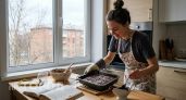 Сумасшедший пирог к чаю: готовится за 15 минут и выручает даже когда гости уже на пороге