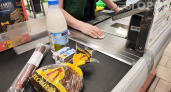«Отказались принимать наличные и выгнали из магазина»: почему на кассе предпочитают карты — когда это незаконно