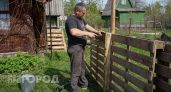 Забор за 3 копейки: мастер показал, как из подручных материалов сделать ограждение лучше, чем у соседей