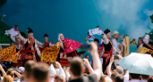 Люди с цветами и в марийских костюмах заполнят парк в центре Москвы