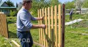 Можно ли ставить забор на даче обратной стороной к соседям: юрист ответил точно