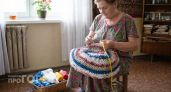 Опустошила пакет с пакетами и навязала кучу нарядных ковриков для дома: делюсь лайфхаком
