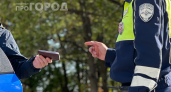 Инспектор подошёл к машине на парковке: что делать — обязаны ли вы отдавать права 