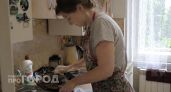 Два пакетика заливаю кипятком, и сковородка как новая: от жира и нагара не остается и следа