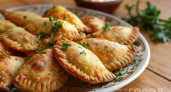 Сочные пирожки, которые «пшикают» при укусе: старинный рецепт бабушкиных посикунчиков