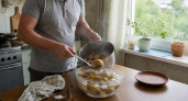 Картошка сама выпрыгивает с кожуры: маленькая хитрость от шефа для скорости готовки