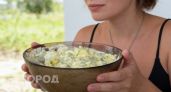 Сначала кажется обычным, но после первой ложки этот салат исчезает со стола без остатка