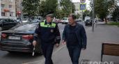 Вышел из машины, иду домой, вдруг догоняет инспектор ГАИ и требует предъявить документы - что делать водителю