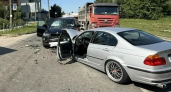 Водитель БМВ наехал на бордюр и влетел в иномарку в Йошкар-Оле