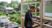 Построила дачную веранду из оконных рам: соседи смеялись, пока не увидели результат