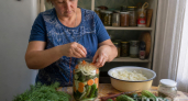 Огурцы по-польски с луком и морковью: та самая закуска, которую закрываешь «на потом», а съедаешь сразу