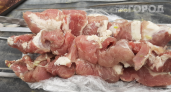 Этот маринад спасает даже самое жесткое мясо из «Светофора»: шашлык получается ароматным и нежным  