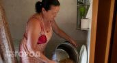Можно ли сливать испорченную еду в унитаз: старый сантехник дал ответ