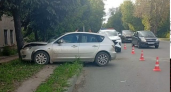 Женщина за рулём иномарки не справилась с рулём и врезалась в ствол на Строителей