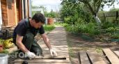 Никакой плитки и бетона: как сделать садовую дорожку из остатков дерева, которая прослужит 10 лет