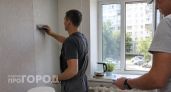 Вместо дорогих фасадов: как обновить старую кухню обоями под дерево с Ozon за 1000 рублей