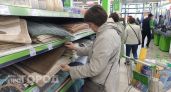 Скупила в Fix Price коврики для ванной, но не для пола: сделала из них стильную обивку для старого кресла