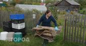 Собрала рваные ковры и сломанные ящики по знакомым - сделала неубиваемую дорожку на даче: и на плитку тратиться не надо