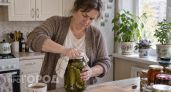 Не ножом и не грубой силой: как открыть прикипевшую к банке крышку - просто и быстро