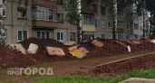 Тротуар разворотили строительной техникой: в Волжске после ремонта дома пришлось судиться с подрядчиком