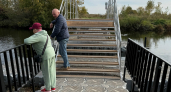 Прыгают по понтонам и оставляют мусор: мост в Ширяйково служит месяц, но уже рискует сломаться
