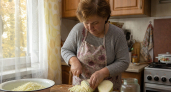 Капусту, свеклу и морковь заливаю маринадом - через 12 часов ставлю на стол хрустящую "Радугу"