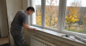 Скупаю одинокие пачки ламината на распродажах: за пару часов собираю подоконник без вызова мастера