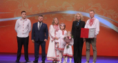 Мать играет на гуслях, отец держит дом: многодетная семья из Марий Эл стала лучшей в стране