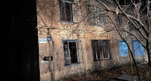 Горящую заброшку рядом с жилыми домами тушили ночью в Йошкар-Оле