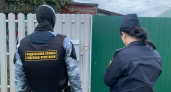 В Параньге отец грудью встал на защиту сына от приставов, но просчитался