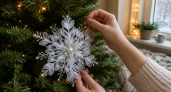 Плету из капроновых лент ажурные “снежинки” — за один вечер выходит целая россыпь: вешаю на ёлку, и дом сразу пахнет праздником 