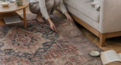 Ковёр с восточным орнаментом из 90‑х остался в прошлом: какие напольные покрытия сегодня преображают комнату без лишних трат 