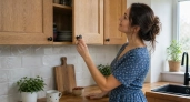 3 капли растворяют на кухне липкую «карамель»: фасады снова блестят и не цепляются за пальцы