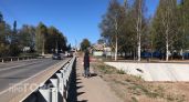 Ходили под колесами: жителей Советского вернули с обочин на новые тротуары