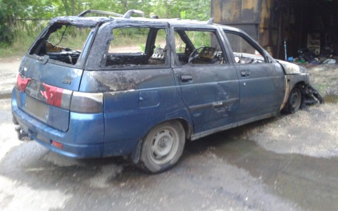 Житель Марий Эл попытался завести автомобиль, но машина внезапно загорелась