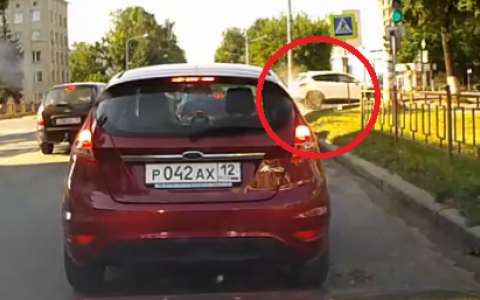 В Йошкар-Оле дорогая иномарка "пролетев" на красный, врезалась в "Мазду" (видео)