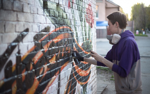 Йошкар-олинский художник рисует граффити, посвященные Дню Победы