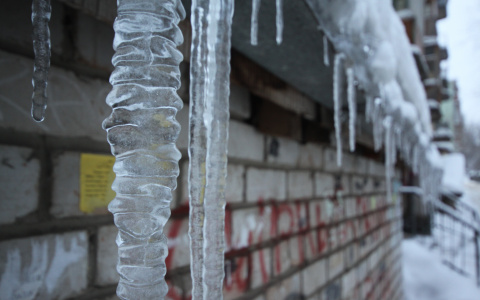 Сосульки-гиганты нависают над головами йошкаролинцев